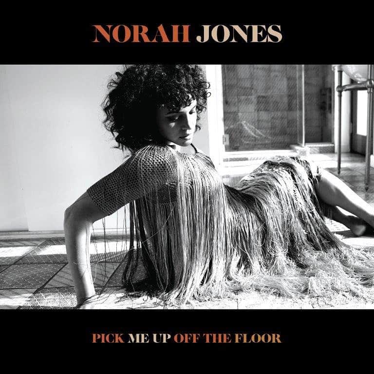 川上未映子さんのインスタグラム写真 - (川上未映子Instagram)「・ ・ I translated Norah Jones’ latest album into Japanese.  This is the third time I’ve translated her lyrics and her voice, the way of singing, and groove are getting deeper.  Her album is coming your way. Stay tuned!  #norahjones#pickmeupoffthefloor#mieko kawakami」3月13日 22時26分 - kawakami_mieko