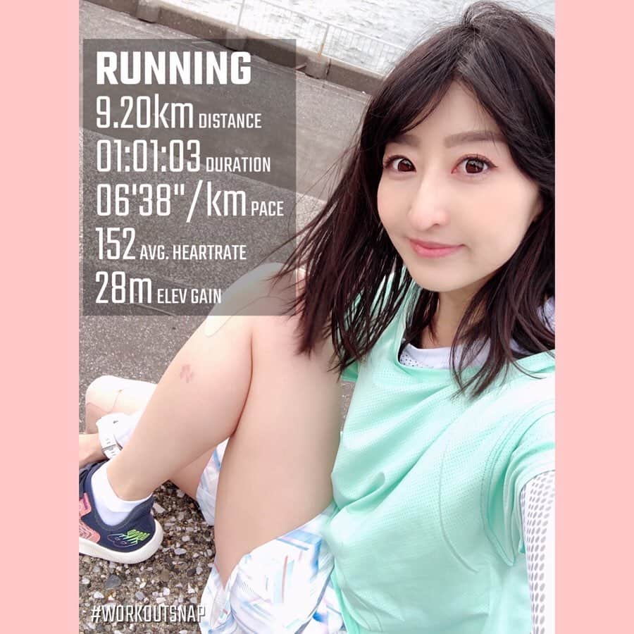土屋香織さんのインスタグラム写真 - (土屋香織Instagram)「🏃‍♀️👩‍👧9.20km run for  online Nagoya women’s marathon𖤐𖤐𖤐 19.71/42.195 . 次女と海まで🌊 Tops.  @mizunojp  Vest.  @ultimatedirection_jp  Inner.  @sloli_jp  Pants. @mizunojp  Socks.  @c3fit_jp  Shoes.  @newbalance . 一緒に走り始める前に私はプラス1kmくらい走ったから 記録トータル9kmになってますが 小学1年生の次女は8km一緒に走れました！ 頑張ったね⸜(๑⃙⃘'ᵕ'๑⃙⃘)⸝⋆︎* これなら箱根も一緒に走れそうだな𖤐 ちなみに娘のシューズはなんと @syunsoku_official なんです。 ぜんぜん瞬足っぽくない瞬足👟 #slbysyunsoku  シュータンがかかとまで一体化してて ちょうど私が履いている #fuelcell みたいなデザインなの。 ゴムをきゅっと引っ張るタイプで 走っていてホールド感もあって 解けてくる心配もなし。 ソールも大人のランシューみたいに ほどよく厚みがあって走りやすそう❣️ 子供と一緒に走りたい方におすすめです♡ . . 次々とレース中止になって本当に残念ですね😢 休校中の公園は やはりパパかママと遊ぶ子供たちが多いです。 普段学校が休みの日は私は仕事。 なかなか昼間に娘と こうして外を走る機会がなかったから これはこれで貴重な時間❣️ レースが中止になり 正直私も走るモチベーションが落ちてた1人。 一昨日久しぶりに走ったら気持ちが上がりました♡ 今日は届いたばかりの新しいウェアで さらに気分上がりました⸜(๑⃙⃘'ᵕ'๑⃙⃘)⸝⋆︎* こんな時だからこそ今出来ることを楽しむ！ きっと何年後かには あの時は大変だったよねーって言えてるはずだから。 なんだってなんとかなるから大丈夫♡ . . . #オンライン名古屋ウィメンズマラソン #名古屋ウィメンズマラソン2020 #名古屋ウィメンズマラソン #箱根ランフェス #青葉の森リレーマラソン #igランガールズ #ランガール #instarunners #ランニング女子 #ハシリマスタグラム #ハシリマシタグラム #マラソン女子 #ig千葉ランナーズ #ランニングママ #ぜんぶカラダなんだ #garmin #ガーミン #mizuno #ミズノランニング #スニーカー好きな人と繋がりたい #vic_season #ランコーデ #sloliambassador #走るの好きな人と繋がりたい #瞬足 #瞬足sl #親子ラン」3月13日 22時45分 - kaorintsuchiya