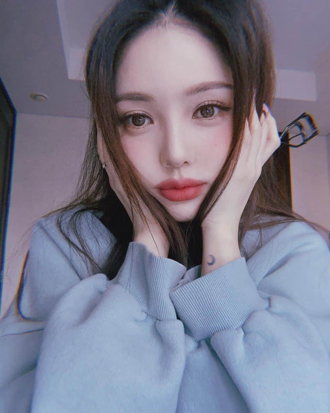 ポニーのインスタグラム：「안녕 슈퍼곰팡이는 요새 일찍 잠든다 문자 답장이 없으면 잠든 거야👋🏻」