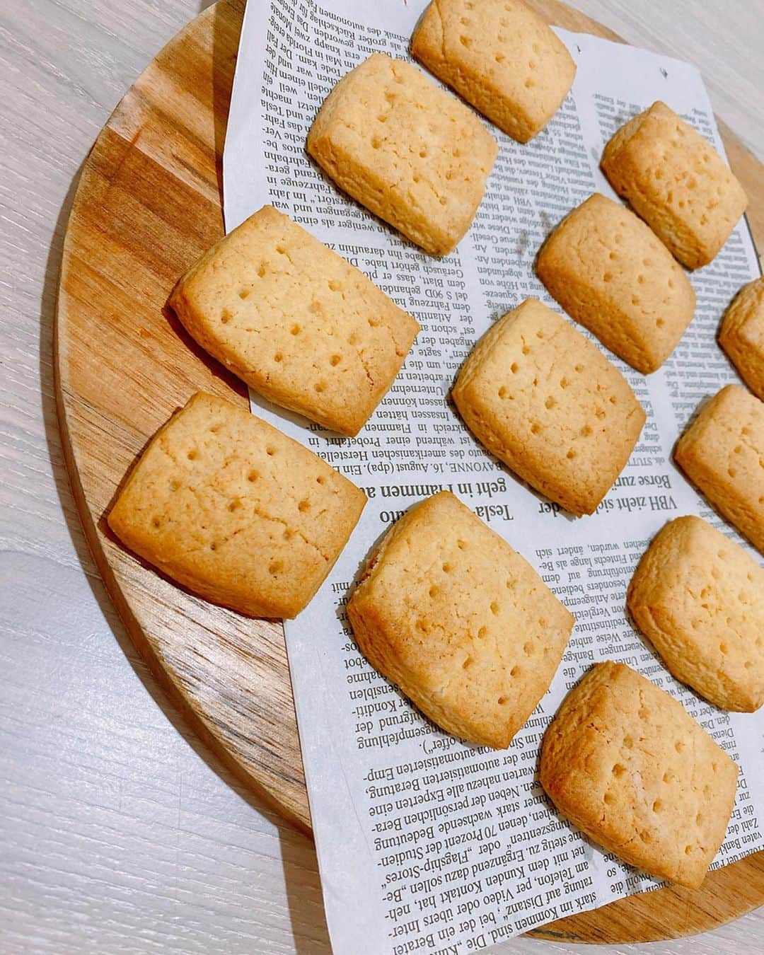 ハミ さんのインスタグラム写真 - (ハミ Instagram)「・ チョコレートがゴロゴロ入った大っきいクッキーが無性に食べたくなった21時🐷🍪 ・ 残念ながらお家にチョコが無かった😫💔 結果、ホットケーキミックスで作る一番簡単なやつ。 HM150g バター40g 砂糖大2 玉子半分 をジップロックに入れてモミモミして包丁で切ってフォークで穴開けたら170度に余熱したオーブンで15分💕 素朴で美味しいです🙆‍♀️ ・ 匂いにつられて @coromo0810 ちゃんが😂🐾 明日はWhitedayだよ🤍 ・ ・ ・ ・ ・ #デブ活 #簡単レシピ #🐷」3月13日 22時39分 - hami0519