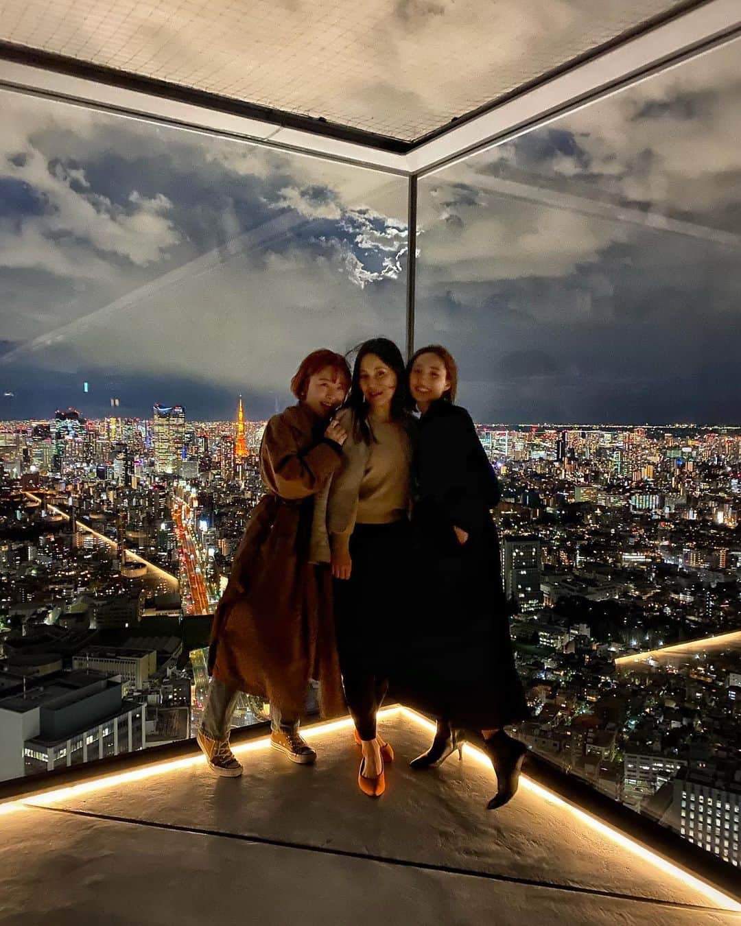 sayoko_betseyのインスタグラム：「SHIBUYA SKY🌃﻿ ﻿ ﻿ 今まで行った東京の展望エリアで1番面白いかもしれないSHIBUYA SKY🤭﻿ ﻿ 綺麗だし気持ち良いし、写真撮るのにも良い場所がいっぱいだった！﻿ ﻿ ﻿ エレベーターに乗る辺りからスペースマウンテンみたいなアトラクション感🎢💫﻿ 外はかなりの強風で、それが面白くて爆笑していたら、本当にジェットコースター乗ったのかなっていうくらいスッキリしました😆﻿ ﻿ ﻿ 最近モヤモヤしてる方、是非SHIBUYA SKYへ。笑﻿ ﻿ ✔︎展望会にロッカー有り﻿ ✔︎三脚や自撮り棒持ち込み禁止﻿ ✔︎スカートの人、丸見えの可能性🌬 ﻿ ﻿ #SHIBUYA #SHIBUYASKY #Mytokyo #tokyo #BBF #東京 #渋谷 #渋谷スカイ #スペースマウンテン #ストレス発散 #imovie #渋谷スクランブルスクエア」