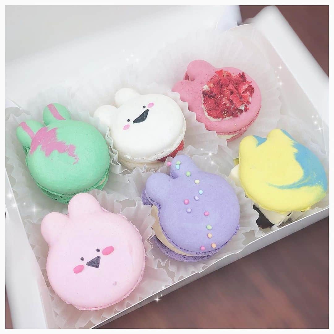 川崎ひかるのインスタグラム：「すごぶる動くうさぎ🐰💖 . . ボイトレの先生がくれたマカロン💕 いつもレッスンありがとうございます🥰 . 東名阪ツアーがんばるぞっ♡ . . #マカロン #新大久保グルメ #新大久保カフェ #すこぶる動くうさぎ #すこぶる動くウサギcafe」