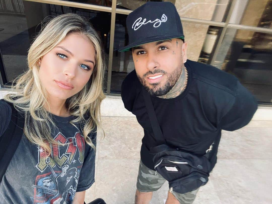 NICKY JAMさんのインスタグラム写真 - (NICKY JAMInstagram)「Ella me dijo ponte sexy y solo saqué los dientes 😁. Saludos de los Rivera. @cydrrose」3月13日 22時43分 - nickyjam