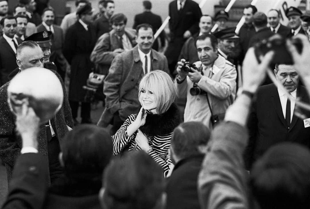Vogue Parisさんのインスタグラム写真 - (Vogue ParisInstagram)「We’ve rounded up the best free exhibitions going on right now in Paris including the icons of the 1960s photographed by Jean-Pierre Laffont at the Galerie de l’Instant featuring this shot of Brigitte Bardot at the Plaza Hotel in 1965. See all the free exhibitions today on Vogue.fr #BrigitteBardot」3月13日 22時48分 - voguefrance