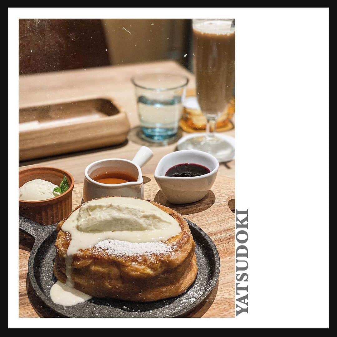 Yuuki mimuraさんのインスタグラム写真 - (Yuuki mimuraInstagram)「🥞 . #自由が丘 学園通りに、シャトレーゼが手がける #YATSUDOKI ( @yatsudoki.jp )が11日に オープンしたので行ってきたよ💓 #シャトレーゼ 地元に結構あって、 スイーツ大好きだったな🍨✨ このお店は奥にカフェもあって フレンチトーストがおすすめとのことで 早速食べました🤤💓 このフレンチトーストのために作られたパンに 20時間以上牛乳と卵を染み込ませているらしい… ナイフ入れた瞬間のジュワッと感…🥺 最高〜🤭❣️ しかも上はキャラメリゼ？されててパリパリで 美味しい🥺❤️ 他にも美味しそうなスイーツたくさんだったので、 絶対また行く🏃‍♀️💨✨ ケーキとかシュークリームも美味しそうだったぁ🧁✨ . . . #自由が丘カフェ#自由が丘駅近#自由が丘スイーツ #駅近カフェ#手土産#デザート#スイーツ#自由が丘グルメ  #フレンチトースト#ジェラート#retrip_cafe_東京  #mery#mery_spot #cafe #cafestagram」3月13日 22時51分 - u0829u