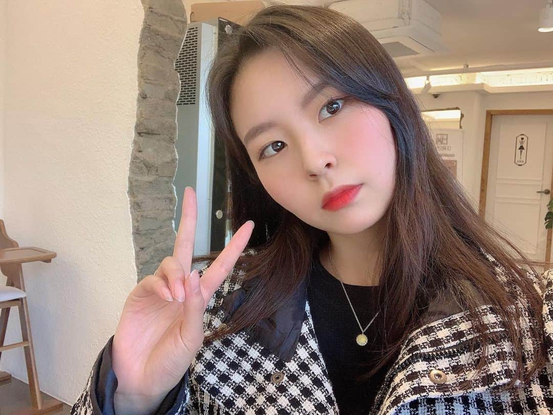 キム・ナヒョンのインスタグラム：「햇빛 쨍쨍 모래알 반짝✌🏻」