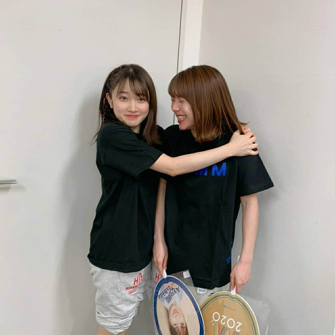 石田亜佑美さんのインスタグラム写真 - (石田亜佑美Instagram)「. . 「モーニング娘。'20 コンサートツアー春～MOMM～」 14日15日の八王子公演 21日22日の大阪公演 中止になってしまいごめんなさい . ですがネット通販にて、予定通りツアーグッズの販売は明日(14日)から販売させていただきます…！ . . うちわの写真をドアの前で撮ってたら、 それを知らないちぃが開けちゃって、 "ごめんなさいいいい" って言うやっちまったな顔🤣笑  #森戸知沙希 #かわいい こちらこそここで撮っててごめんね🤣笑 . . #morningmusume20 #モーニング娘20  #石田亜佑美 #うちわ #ツアーグッズ #momm」3月13日 22時58分 - ayumi_ishida.official