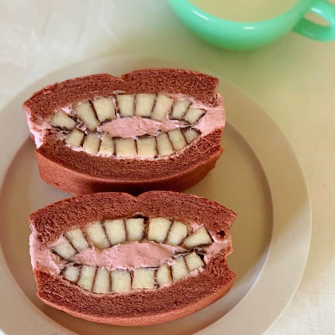 Ranさんのインスタグラム写真 - (RanInstagram)「. . . お口のフルーツサンド👄 . こんな見た目だけど、 めちゃくちゃ美味しかったです。 もしも目の前にだされたら、 騙されたと思って食べてみてほしい😚 . . . This is a fruit sandwich. 🍞 White teeth are apples.  The pink color is strawberry cream.  it tastes very good 😍 . . . #bread #sandwich #fruitsandwich #kawaii #artbread #artfood #foodstagram #fireking #sweets #パン #手作りパン #サンドイッチ #フルーツサンド #萌え断 #断面萌え #林檎 #手作りおやつ #手作りケーキ #りんごパン #わんぱくサンド #苺スイーツ #ホットミルク #口 #入れ歯 #サンドイッチ弁当 #サンドイッチデー #イイホシユミコ #ファイヤーキング #パン教室 #konel」3月13日 23時06分 - konel_bread