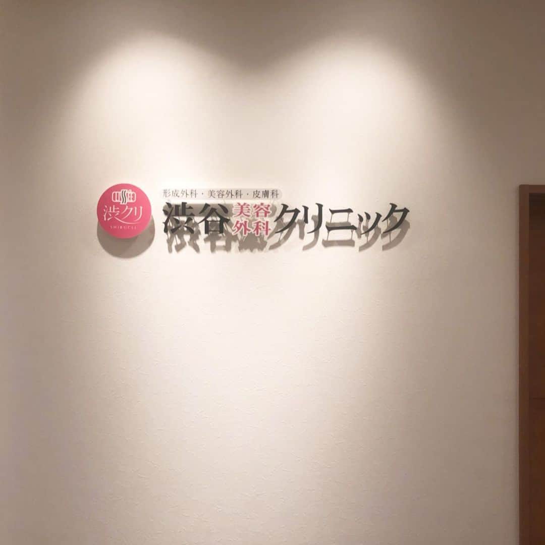 都築青空さんのインスタグラム写真 - (都築青空Instagram)「新しくopenした渋クリ新橋院で、 初の脂肪溶解注射をしてきました！ @shibucli  @shimbashi_shibucli . . 気になっていた二の腕(右のみ)と二重顎に🐕 痛いかなーと思ったんだけど、 極細針とのことで全然痛くなかった🥺💕 脂肪溶解成分が脂肪を溶かして 流してくれるんだって🤔 . . 二の腕って体重落としても 全然細くならなくてどうしようもなかったから これで細くなってくれたらほんとに嬉しい😭 . . 1〜2週間おきに1回のペースで 3〜5回続けると効果が出てくるみたいなので 今後も続けてみてまたafter載せます😎😎📝 . . #渋谷美容外科クリニック #渋クリ #医療脱毛 #脂肪溶解注射 #痩身 #ダイエット #美容 #美容クリニック #小顔 #二の腕痩せ」3月13日 23時13分 - aozora723