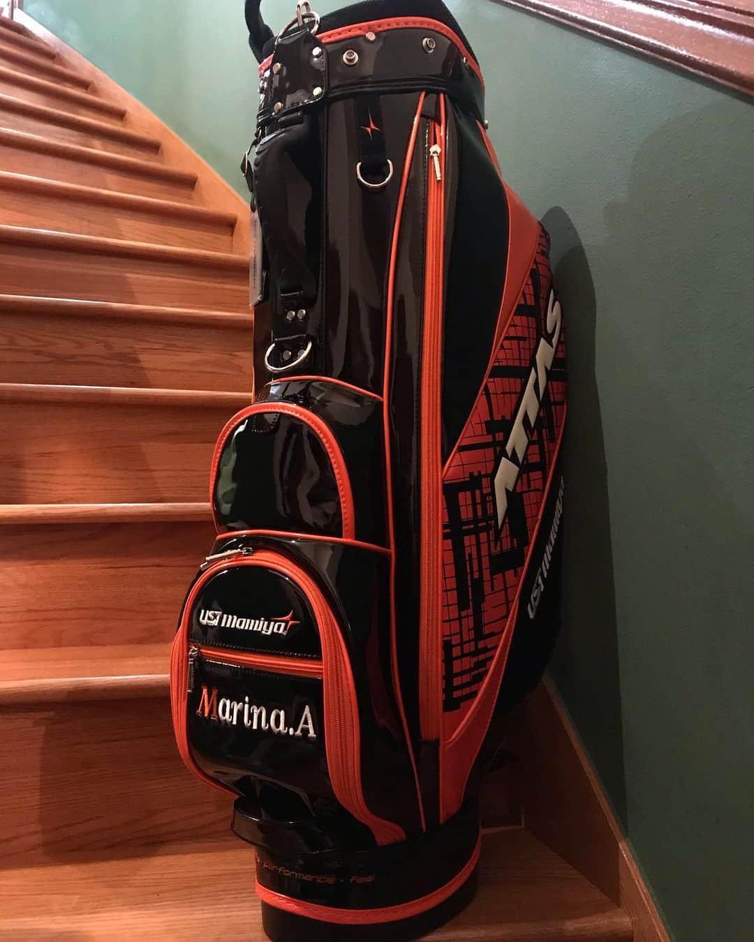 のインスタグラム：「New Caddy bag⛳️ 🔸UST Mamiya @ustmamiyajapan  @ustmamiyagolf ・ ・ ・ #golf #new #caddybag  #ustmamiya  #marina」