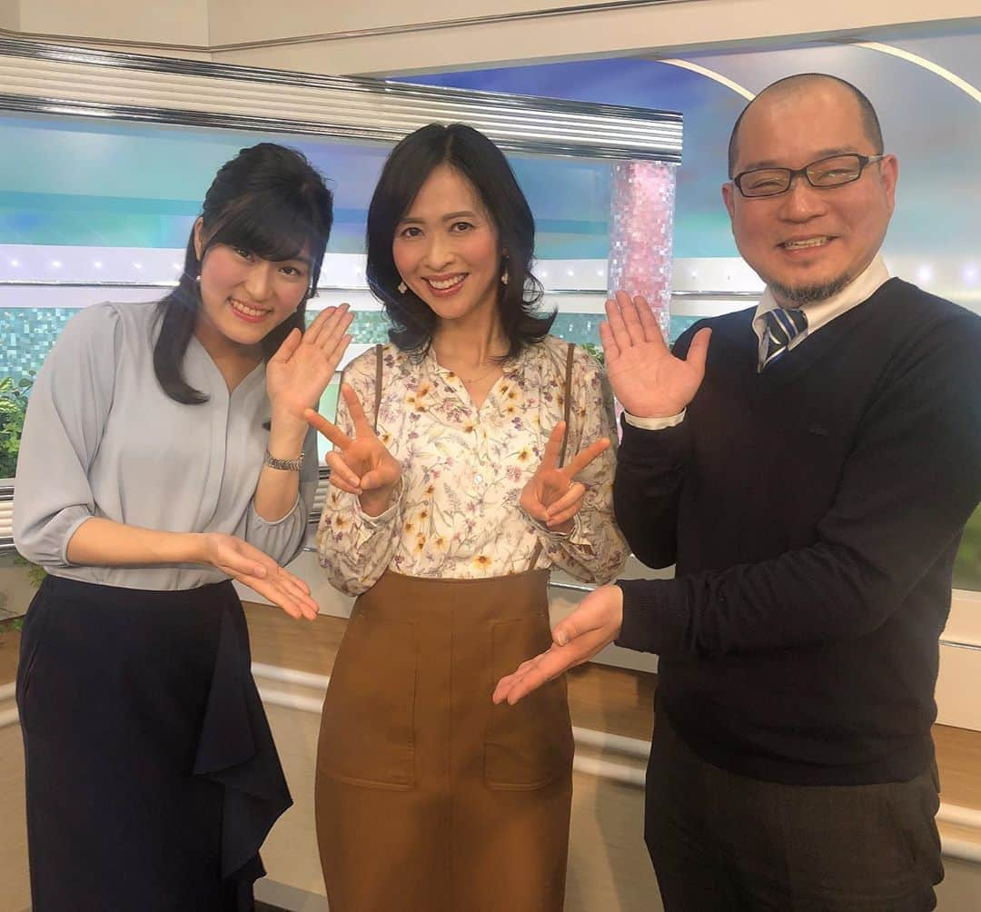 竹内里奈さんのインスタグラム写真 - (竹内里奈Instagram)「楽しいスタジオです🤭 今週もお疲れさまでした🌸 気象予報士の山本さんと、 コメンテーターの中川先生🎤  明日はぐっと寒くなるので 体調崩さないように お気をつけください☃️ #チバテレ #気象予報士 #アナウンサー #女子アナコーデ #ブラウス #タイトスカート #スタジオ #ニュース #フリーアナウンサー #竹内里奈」3月13日 23時18分 - rina.takeuch