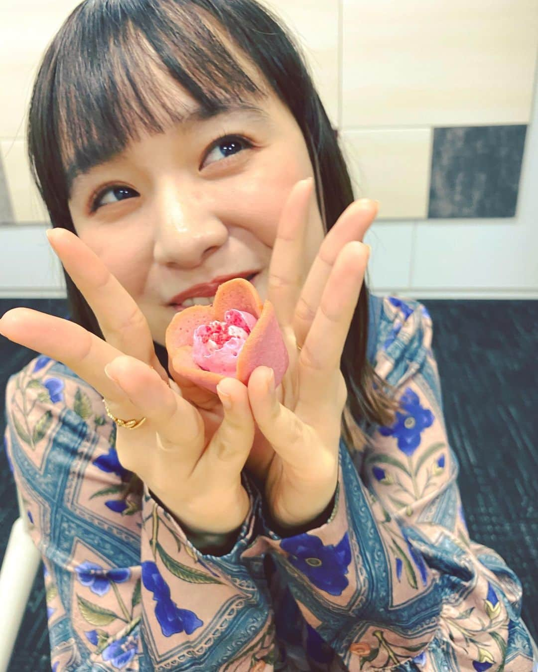 小春さんのインスタグラム写真 - (小春Instagram)「薔薇 チョコレイト  食べかけくれる妹  #姉カメラ」3月13日 23時20分 - suttokodokkoiii