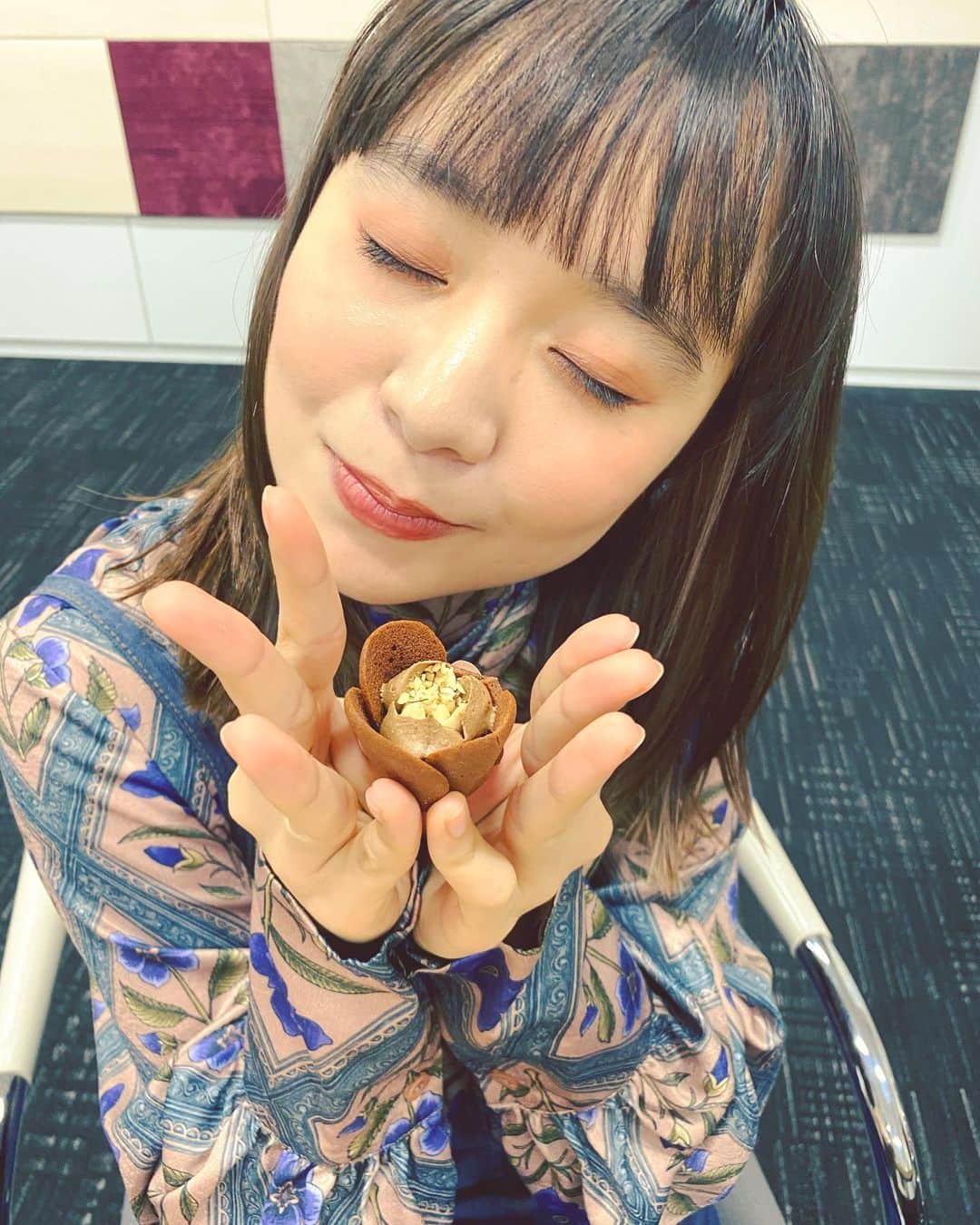 小春さんのインスタグラム写真 - (小春Instagram)「薔薇 チョコレイト  食べかけくれる妹  #姉カメラ」3月13日 23時20分 - suttokodokkoiii