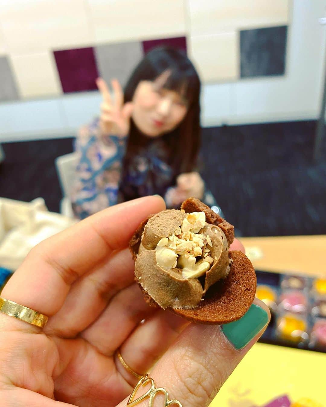 小春さんのインスタグラム写真 - (小春Instagram)「薔薇 チョコレイト  食べかけくれる妹  #姉カメラ」3月13日 23時20分 - suttokodokkoiii