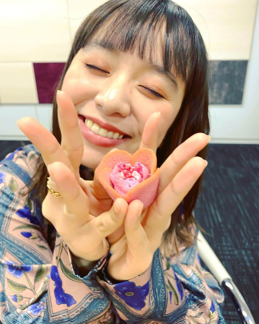 小春のインスタグラム：「薔薇 チョコレイト  食べかけくれる妹  #姉カメラ」