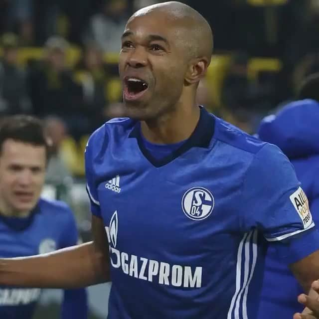 ロナウド・アパレシド・ロドリゲスのインスタグラム：「s04⚽️#Revierderby 🙌🏾TOP GOALS  Saison 2017/18 #fürimmerinerinnerung  #Schalke #Bundesliga #BVBS04 #Throwback #Derby #WirLebenDich  @s04 🔵⚪️⚒」