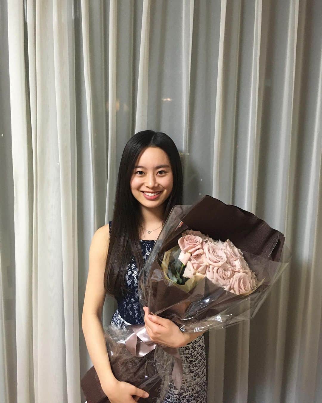 白鳥羽純のインスタグラム：「💐 NHK高校講座でお世話になった結城さんからお誕生日の花束を頂きました  素敵なお花をありがとうございます！  21歳ということで21本🌹  物静かで落ち着いた色合い しっとりとしてとても綺麗です  こんな薔薇の花束が似合う女性になれますように！  またお仕事ご一緒させてくだい🤞  #bouquet #roses #x21 #birthdaybouquet #Thankyousomuch」