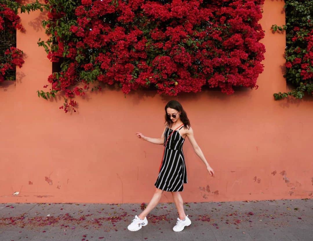 アナスタシア・オルソンのインスタグラム：「Don’t mind a pop of red 🌹🍒🍷💋」