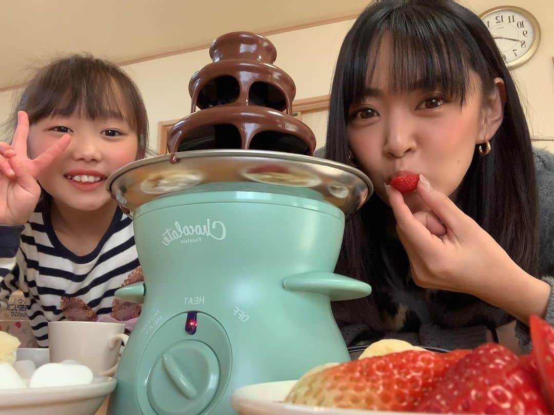 みかんさんのインスタグラム写真 - (みかんInstagram)「この間、友達とこでチョコレートフォンデュしたの🍫 子供達もなかなか外に行けないから家で楽しめるものが出来て良かった💕メンズ共はゲームだけどね🎮 やっぱバナナ🍌が一番美味い😋 私もこのフォンデュの機械が欲しくなってきた❣️ 凛ちゃんがフォンデュしてる姿めちゃ可愛い😍 うちの娘も後何年かしたら、やるのかな⁉️ 考えるだけでキュンキュンやん❤️ 早く娘とお菓子作りとかしたいわ🧁🍩🍪 #チョコレートフォンデュ #家で出来る遊び #バナナ #イチゴ #マシュマロ #パン #お菓子作り」3月13日 23時33分 - mikan02241984