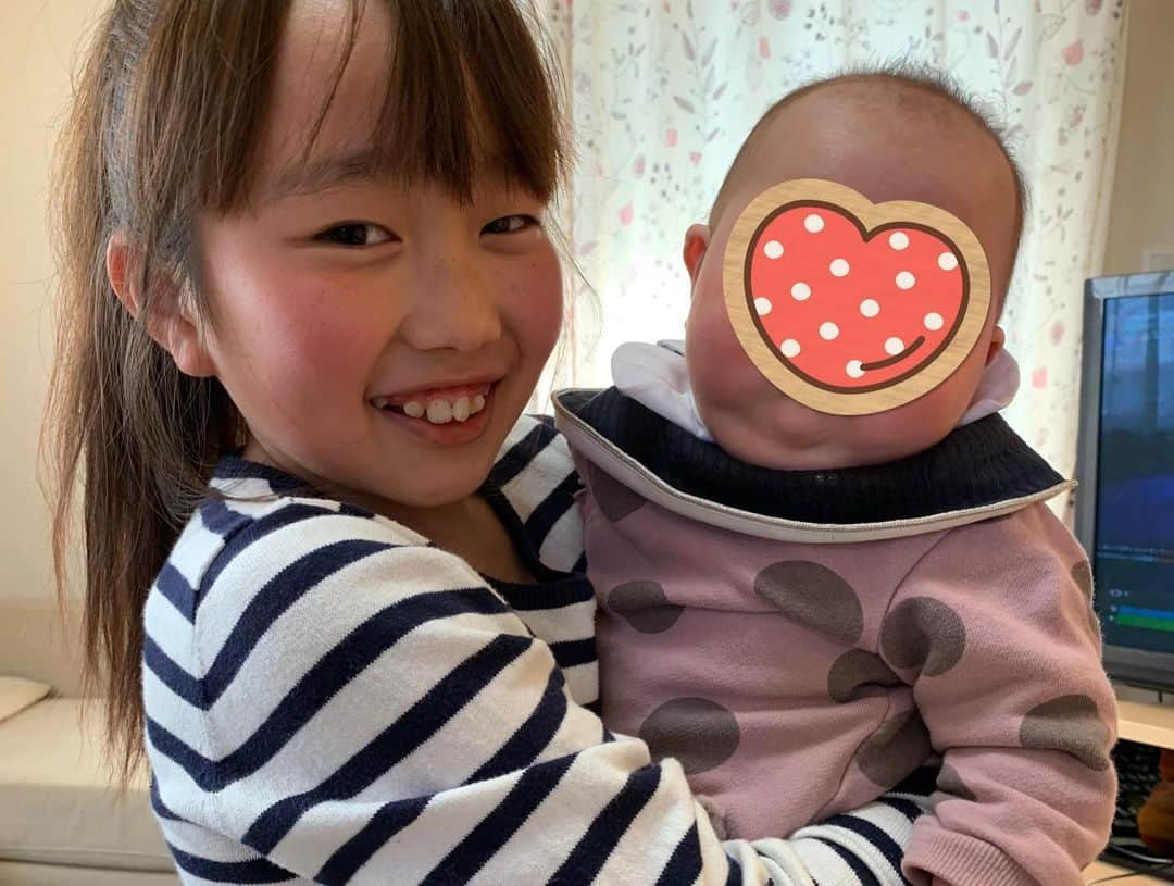 みかんさんのインスタグラム写真 - (みかんInstagram)「この間、友達とこでチョコレートフォンデュしたの🍫 子供達もなかなか外に行けないから家で楽しめるものが出来て良かった💕メンズ共はゲームだけどね🎮 やっぱバナナ🍌が一番美味い😋 私もこのフォンデュの機械が欲しくなってきた❣️ 凛ちゃんがフォンデュしてる姿めちゃ可愛い😍 うちの娘も後何年かしたら、やるのかな⁉️ 考えるだけでキュンキュンやん❤️ 早く娘とお菓子作りとかしたいわ🧁🍩🍪 #チョコレートフォンデュ #家で出来る遊び #バナナ #イチゴ #マシュマロ #パン #お菓子作り」3月13日 23時33分 - mikan02241984