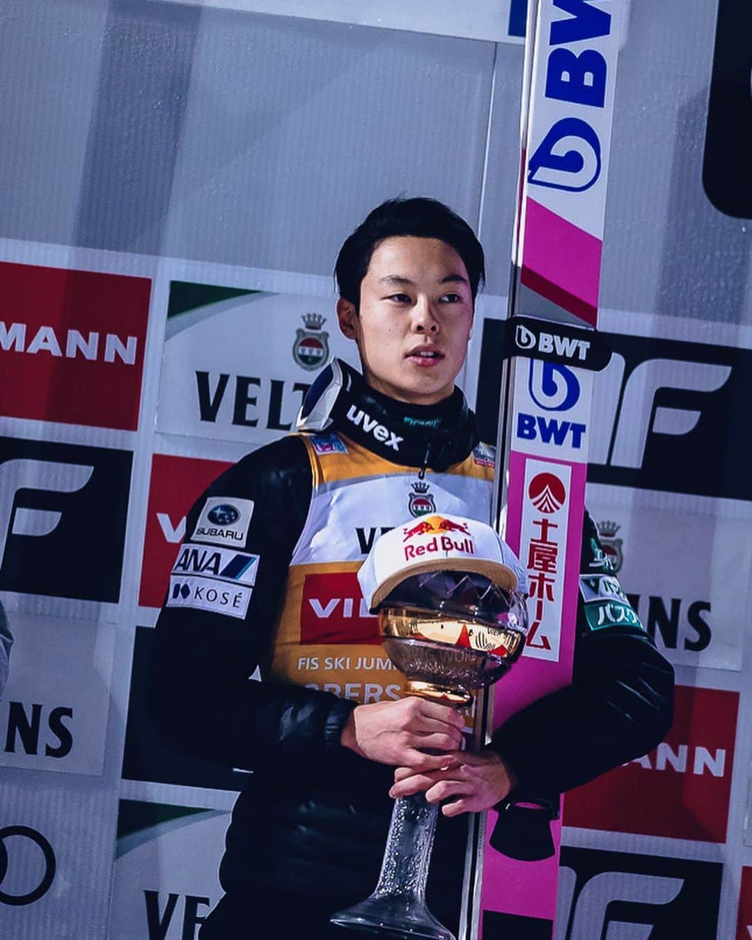 小林陵侑のインスタグラム：「thanks for the season📣☃️ 残りの試合全てキャンセルですが🥺.. 今シーズンも怪我なく総合も3位に入れました✌️ たくさんの応援ありがとうございました🙌🏻🙌🏻 #土屋ホーム #redbull #ryoyukobayashi #スキージャンプ #ワールドカップ #bwt #小林陵侑 📸　@jfkfeichter」