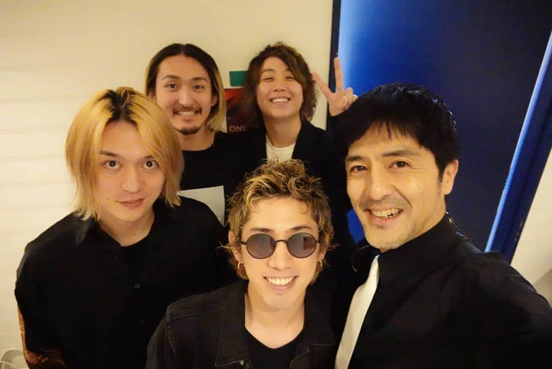 谷中敦さんのインスタグラム写真 - (谷中敦Instagram)「ONE OK ROCKのメンバーに久々に会えました。チリ以来かな、2、3年ぶりだね。会うたびに思うけど、メンバー全員から気持ちの良いオーラとバイブスしか感じないんだよね。真っ直ぐ向かってきてくれるし。元気出ちゃったな。会えて嬉しかった。 #oneokrock  #スペシャアワード」3月13日 23時44分 - a.yanaka