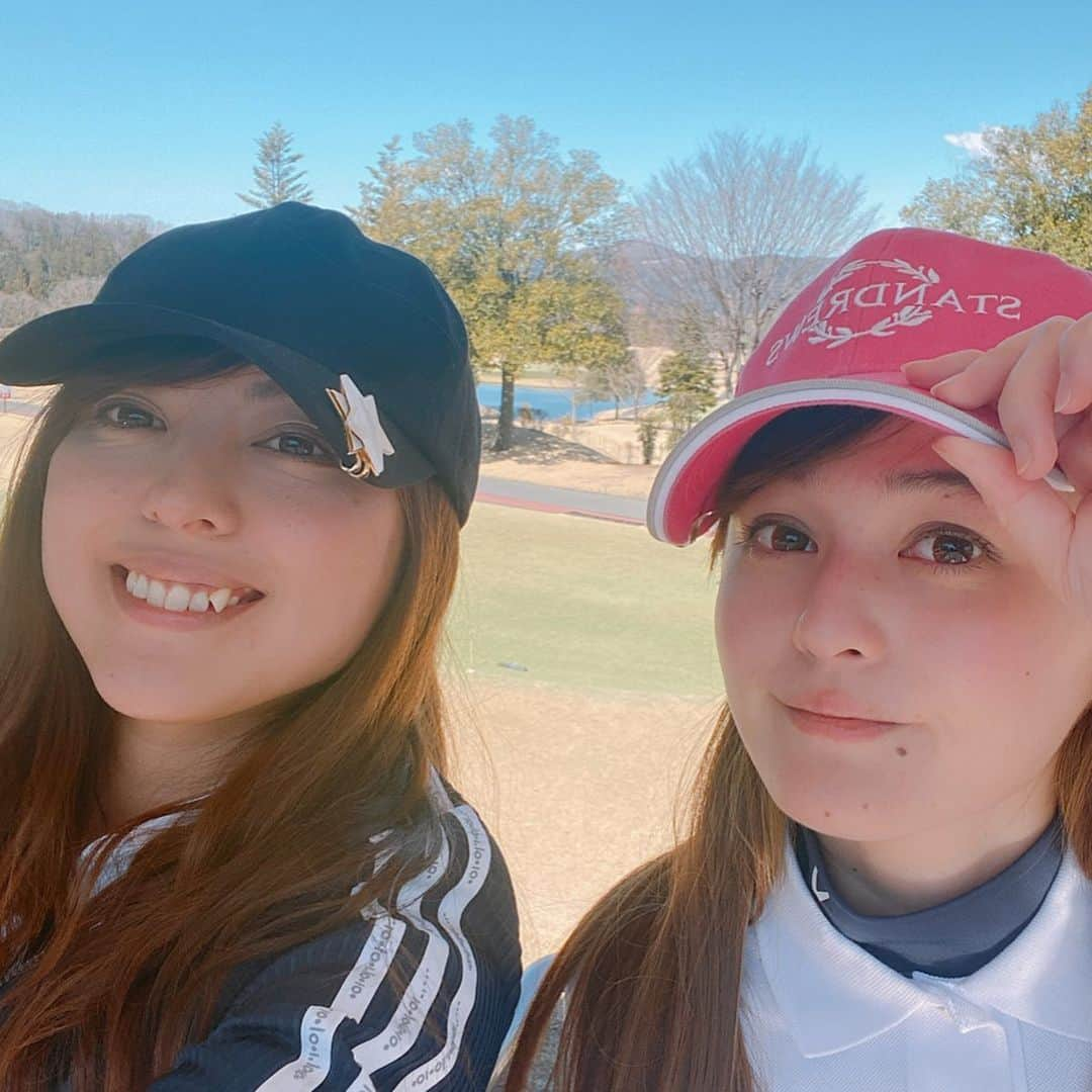 奥山夏織さんのインスタグラム写真 - (奥山夏織Instagram)「いずたんと久しぶりにゴルフへ🏌️‍♀️⛳️✨晴天と花粉の中笑楽しくゴルフ😊♪ ・ この日はほんとポンコツすぎて118笑集中力が切れた笑動画見たらスイングが早すぎるかなぁ🤔もっと上手くなりたい！でもエンジョイゴルフで楽しかったー❣️ 今週もgolf頑張ろう🏌️‍♀️✨ ・・・ #彩の森カントリークラブ #ゴルフウェア #ゴルフウェアコーデ #golf #golf女子 #golfcoordinate #golfwear #ゴルフ女子 #ゴルフ女子コーデ #ゴルフ#ゴルフ日和 #ゴルフ好きな人と繋がりたい #🏌️‍♂️‍♀️ #⛳️ #ちゃぉりgolf #インスタゴルフ #インスタゴルフ女子」3月13日 23時45分 - okuyama_kaori