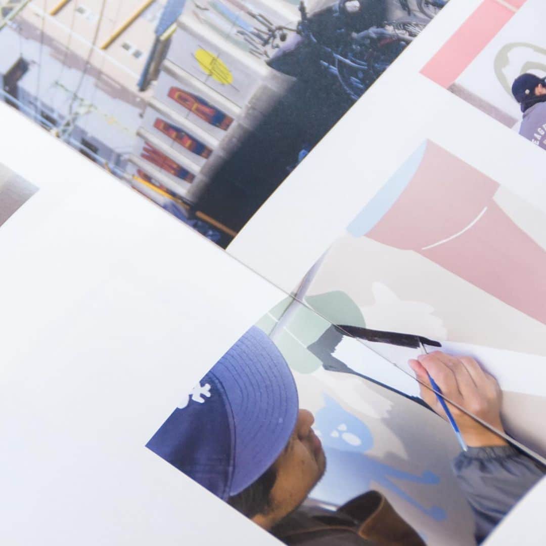 花井祐介さんのインスタグラム写真 - (花井祐介Instagram)「#repost @kojiyamaguchi_orista ・・・ START FROM SMALL THINGS﻿ ﻿ 川崎日進町の壁画プロジェクトの冊子ができました。﻿ 写真家の濱田晋君が撮影し、街の人達とコミュニケーションをとりながら色々な話を聞いてくれました。﻿ この冊子は壁画制作の様子と、日進町に暮らす人達の人生の断片で構成されています。﻿ デザインは長尾周平君。﻿ 英訳は鈴木ショーン翔介君が担当してくれました。﻿ ﻿ 今日は岡本太郎美術館に設置して、﻿ 今後はJR川崎駅の観光案内所や京急沿線の駅、川崎市立図書館、かわさき老人福祉・地域交流センターなどでも設置予定です。﻿ ﻿ @hanaiyusuke ﻿ @damky_signs ﻿ @caries_c4 ﻿ @kojiyamaguchi_orista ﻿ @hamadashinstudio ﻿ @suzuki.sean.shosuke」3月13日 23時46分 - hanaiyusuke