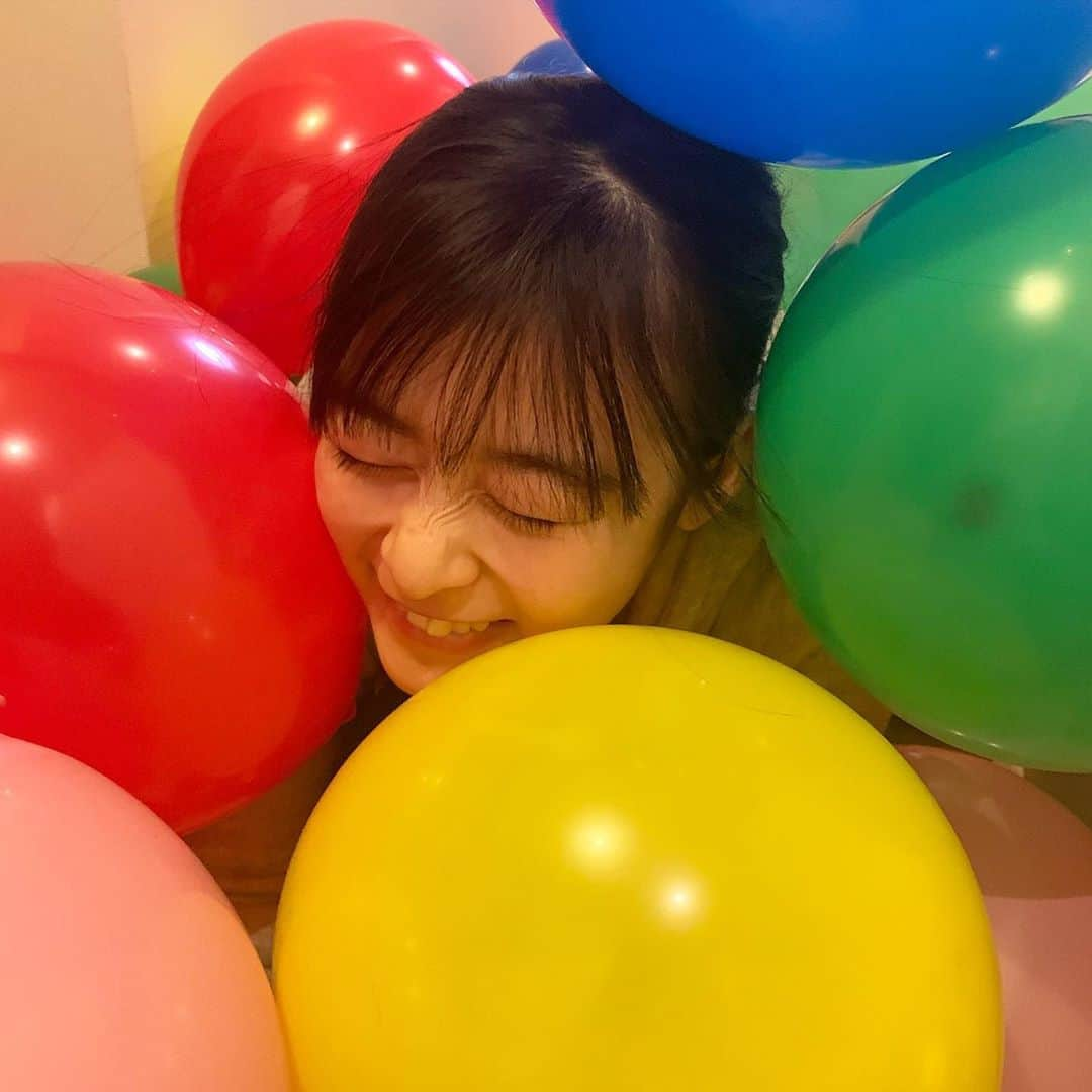 森七菜さんのインスタグラム写真 - (森七菜Instagram)「東京に戻ってきました🎈🎈 #風船まみれ #風船にダイブする18歳 #誰よりも楽しんでる人」3月13日 23時52分 - morinana_official