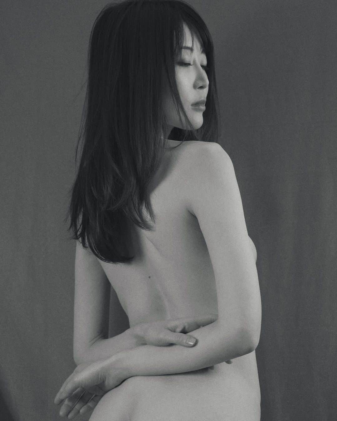 七菜乃さんのインスタグラム写真 - (七菜乃Instagram)「#背中 #nude」3月14日 0時01分 - nananano.nano