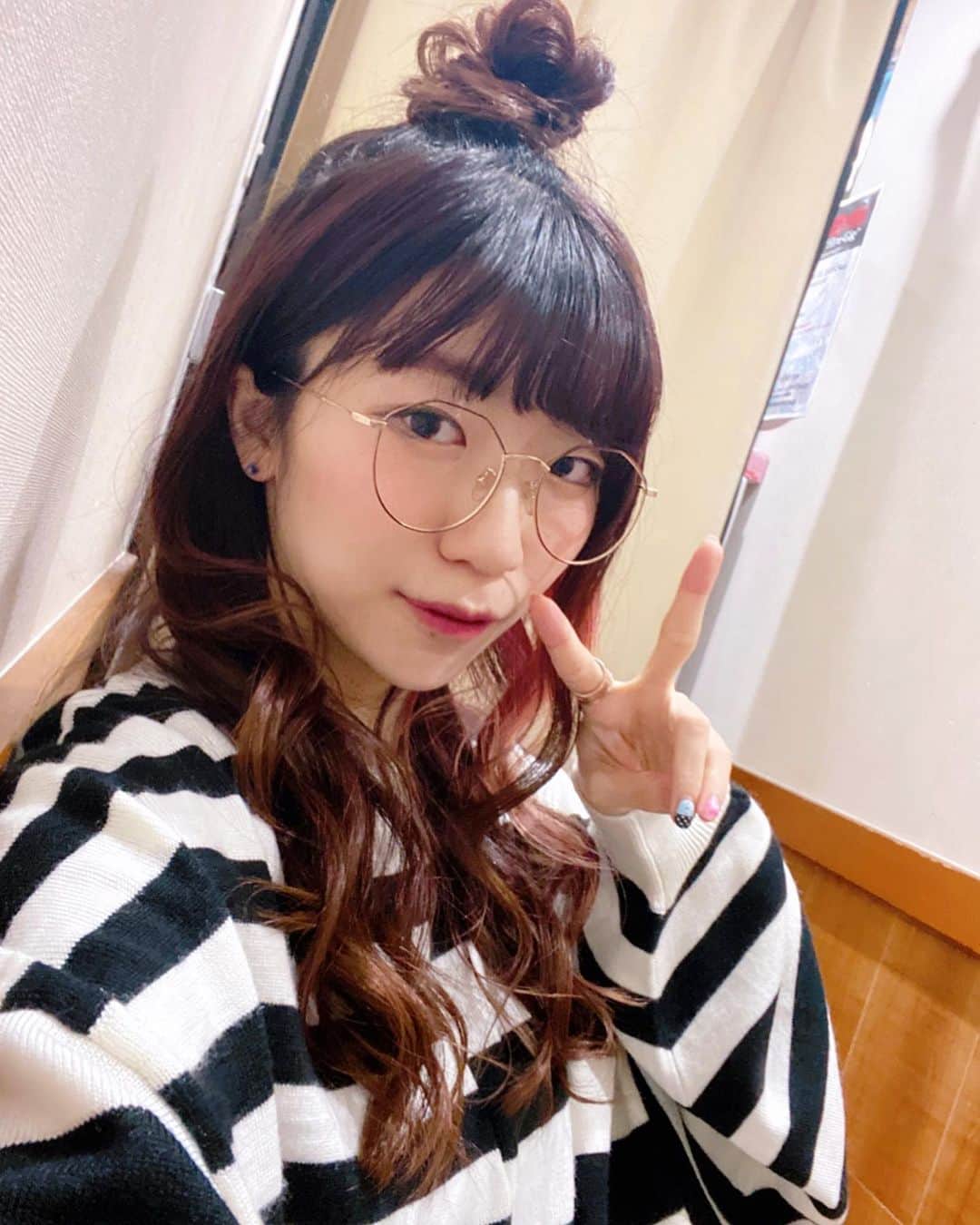 ぱいぱいでか美のインスタグラム：「最近行きそびれてましたがMoalaniWax行ってきました〜 ꙳ #moalaniwax #脱毛 #ブラジリアンワックス ꙳ 載せてない自撮りふいに見ると 浮かばれないな…載せるか…… という気持ちになるね。 という感じで載せました。 何やかんやとバタバタしてて脱毛いけてなかったのですが やっと行きました〜！ やっぱ物理的にも笑、 気持ち的にもスッキリするなー！ いつもありがとうございます❤︎ 施術後に出してくださるクッキーがいつも楽しみ。笑」