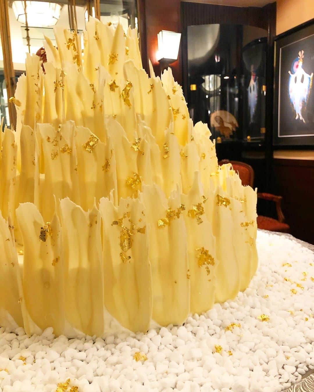 Leau a la boucheさんのインスタグラム写真 - (Leau a la boucheInstagram)「オリジナルケーキシリーズ🎂✨ ． 今回は大人気"羽チョコレート“と 金箔のコラボレーションケーキ！ ． 羽をテーマにしたパーティーで ケーキ入力も大盛り上がりでした😊 ．  #ロアラブッシュ #フレンチレストラン #レストランウェディング #ウェディング #ウェディングケーキ #オリジナルウェディングケーキ  #結婚式 #披露宴 #結婚披露宴 #花嫁 #プレ花嫁 #プレ花嫁準備 #卒花嫁 #日本中のプレ花嫁さんと繋がりたい #全国のプレ花嫁さんと繋がりたい  #登録有形文化財 #文化財 #文化財ウェディング  #プロポーズ #プロポーズレストラン #wedding #weddingparty #weddingcake #weddingceremony #restaurantwedding  #restaurant #weddingphotography #leaualabouche_tokyo」3月14日 0時14分 - maison_du_musee_tokyo_aoyama
