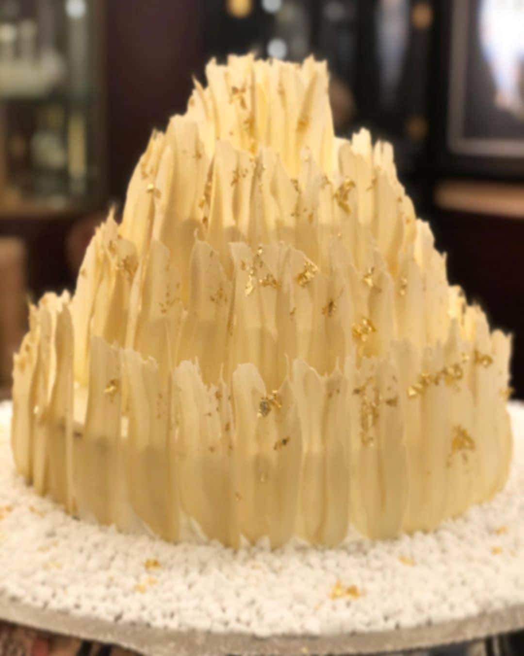 のインスタグラム：「オリジナルケーキシリーズ🎂✨ ． 今回は大人気"羽チョコレート“と 金箔のコラボレーションケーキ！ ． 羽をテーマにしたパーティーで ケーキ入力も大盛り上がりでした😊 ．  #ロアラブッシュ #フレンチレストラン #レストランウェディング #ウェディング #ウェディングケーキ #オリジナルウェディングケーキ  #結婚式 #披露宴 #結婚披露宴 #花嫁 #プレ花嫁 #プレ花嫁準備 #卒花嫁 #日本中のプレ花嫁さんと繋がりたい #全国のプレ花嫁さんと繋がりたい  #登録有形文化財 #文化財 #文化財ウェディング  #プロポーズ #プロポーズレストラン #wedding #weddingparty #weddingcake #weddingceremony #restaurantwedding  #restaurant #weddingphotography #leaualabouche_tokyo」