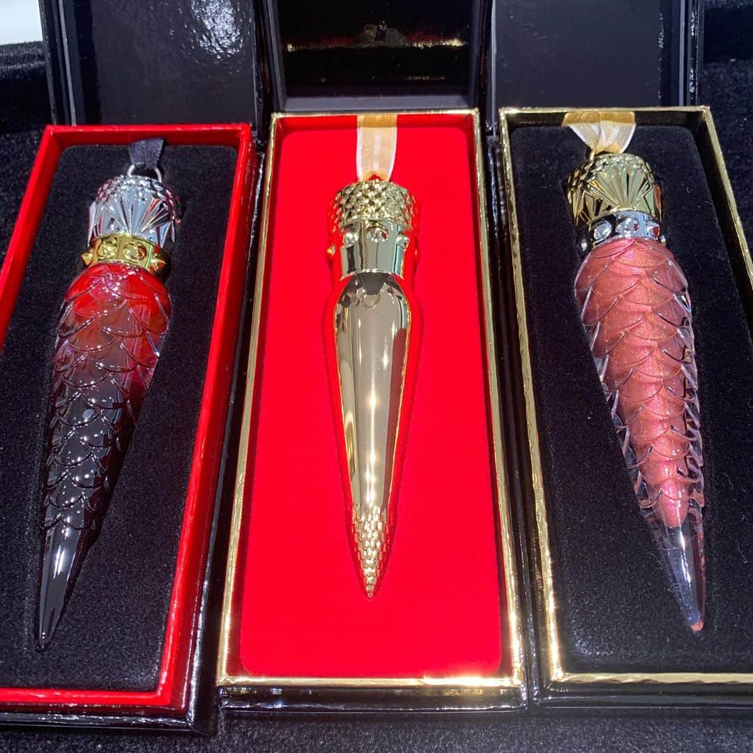 新村あかりのインスタグラム：「ルブタンのリップ買ったよ❤️💄 見た目も可愛くて女の子のプレゼントにもオススメだよ〜(*'▽'*)❤︎ #ルブタン  #ルブタンリップ  #christianlouboutin」