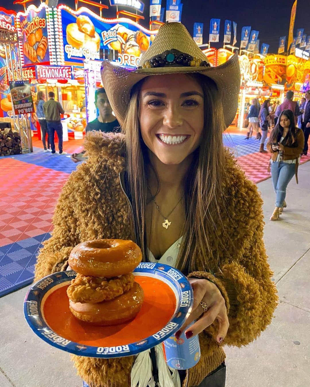 のインスタグラム：「here’s a pic of a delectable piece of fried chicken sandwiched between 2 glazed donuts to help distract from the corona-apocalypse 🤠 stay safe out there, y’all!」