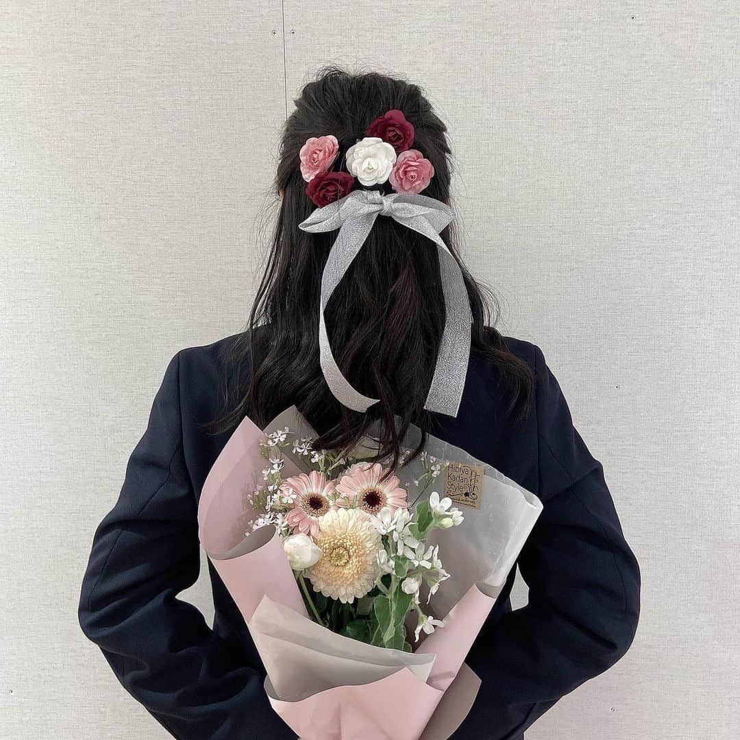 小林莉奈さんのインスタグラム写真 - (小林莉奈Instagram)「後輩ちゃんからお花貰ったの🌼.*﻿ ﻿ ﻿ 卒業式に後輩から花束貰うの夢だったからめちゃめちゃ嬉しかった（ ; ; ）‪︎❤︎‪︎﻿ ﻿ ﻿ 自分が先輩に憧れてこの高校に入ったみたいに、自分に憧れて入ってきてくれてすごい嬉しかったな〜 ﻿ ﻿ ﻿ .﻿ ﻿ みんなから手紙とかメッセージとか貰って涙出てくる〜〜﻿ ﻿ 余韻に浸りまくりです、おやすみなさい🌙﻿ ﻿ #花束 #卒業式 #卒業式ヘア  #jk #ハーフアップ」3月14日 0時23分 - rina_yoruami