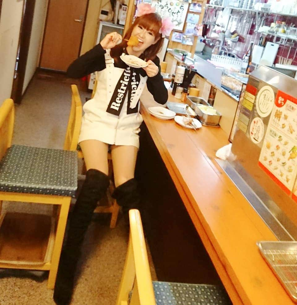 さゆりさんのインスタグラム写真 - (さゆりInstagram)「『かつみ❤️さゆりの なかよしがいちばん』ロケにて～🤣大阪の味💝串カツ〰️ 🍢パワー充電の巻ぼよ💨💨💨 #もちろん🍒  #ソースの2度づけは禁止 🤣 #どうしてもの時は #隣のキャベツですくってね🤗 #かつみさゆり #さゆり #吉本坂46 #なかよしがいちばん #やえのさと商店街 #串カツちとせ」3月14日 0時16分 - katsumisayuri_sayuri