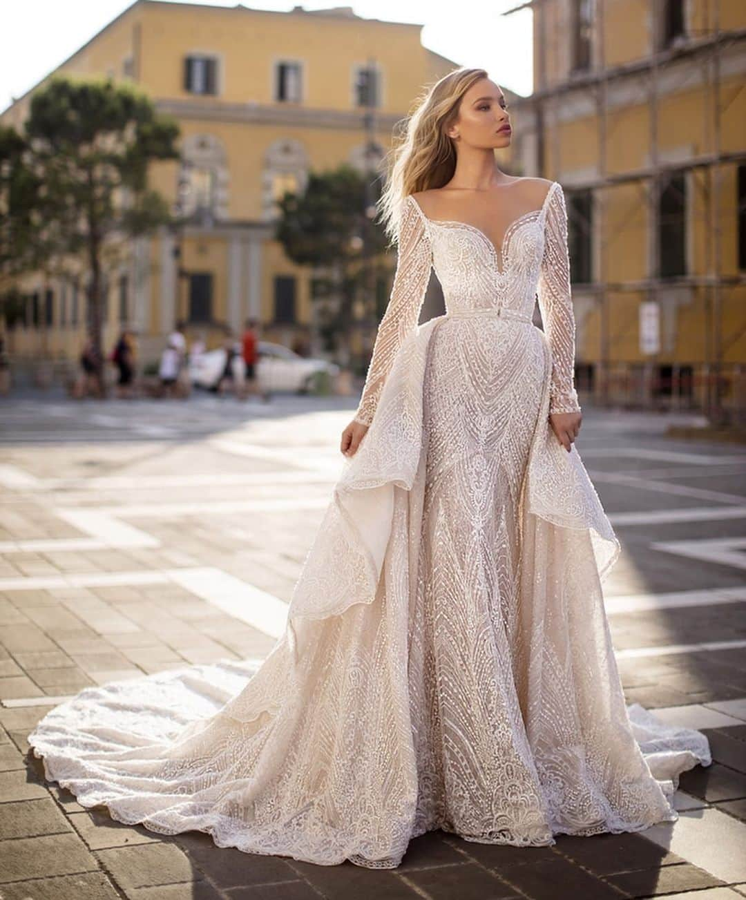 Wedding Lifeのインスタグラム：「WOW!😍 So stunning “DONNA” gown by @wona_concept please also check @wona.nyc for NYC STORE •  @wona_concept  @wona.nyc @wona_concept  @wona.nyc ____________________ https://wonaconcept.com https://wonanyc.com/」