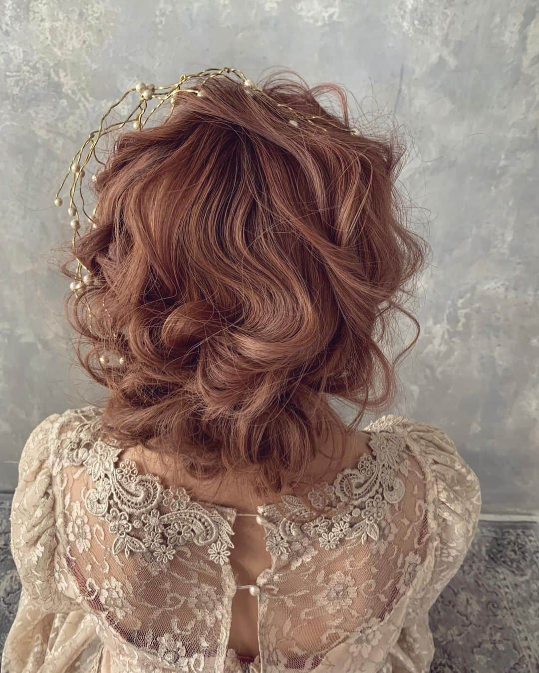 RabichePowのインスタグラム：「アンティークドレスをコツコツ集めてるので それに合わせたヘアアレンジと アクセ選びも、とても楽しい♡ . 挙式当日はボリュームのあるドレスなら オシャレ前撮りは1着 アンティークドレスもおすすめです♡ . . 新しいレンタルドレスやヘアアレンジの カタログやヘアスタイル撮影を また時間見つけてやっていきたいな❤️ . . 🐑🐏🐑🐏🐑🐏🐑🐏🐑🐏🐑🐏🐑🐏🐑 @sheep.a.mu . 忙しすぎたので、自分のスタイル撮影は 全然出来ていなくて.最近初めてのモデルさんと 出会う機会もなかったから.新規モデル募集してます！ . 営業時間外に撮影をしているため ポージング指導などしている時間がないのと 仕事として受けて頂きたいので、 プロモデル又はサロンモデルを募集してます！ . もし良ければDM下さい😊 長さは肩くらいあれば大丈夫です。 . 縮毛矯正、ストレートパーマをあてていない方 緩めのパーマの方は大歓迎です❤️ . . カラーがキレイに染まっている方♡ 黒髪でも大丈夫です！ . オシャレな方、ハーフモデル、 癖のある雰囲気が得意な方も大歓迎です😂💕 . 撮影は基本2スタイル 私ともう1名1スタイルずつ撮影させていただきます。 . 衣装はこちらで用意します。 . ドレス撮影、ヘアメイク撮影、セミナーモデル、 ヘアーショー、雑誌など、 絶対にキャンセル出来ない仕事は、自分の責任として 初めての方になかなか依頼できないのですが 年間何回もモデルが必要なので、 2回目以降色んなお仕事できると嬉しいです！ . もちろんうちのサロン撮影のみでも大丈夫です😊 . インスタ非公開の方は返信を控えさせて頂きます。 . 投稿に撮影データがない方は お写真頂けると助かります！ 撮影条件などお決まりのことがあれば 記載して頂けると幸いです。 . よろしくお願い致します😊 . . バックスタイルのみ又はサロモやってみたい！ アレンジの撮影してみたい！ と言う方は下記のスタイリストが 代表して撮影を組んでおりますので是非！ ↓ @rabichepow.fuuji  @rabichepow.take . . #ヘアメイク#ラビッシュポー#ブライダル#ハワイウェディング#フォトウェディング#サロモ募集#モデル募集」