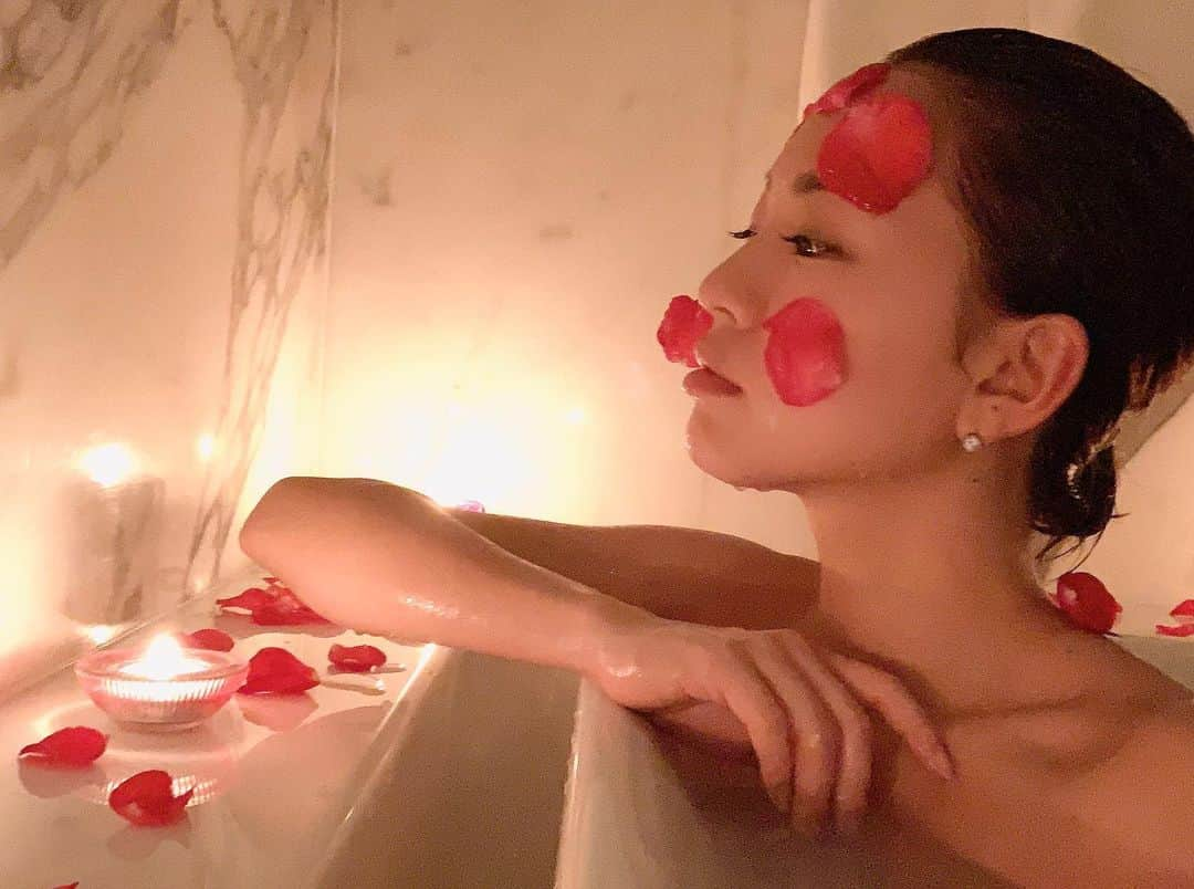 西内ひろさんのインスタグラム写真 - (西内ひろInstagram)「Rose bath🚿🌹✨😝 薔薇浴🛁💕キャンドルの灯り好き。良い香りだったなぁ😘 Good night🌙 #薔薇パックしてみたよ #薔薇エキス良さそう #なんとなく  #rose #buthtime #philippines  #beauty #spa #solaireresort  #薔薇　#バスタブ　#スクラブ　#マッサージ　#スパ　#リラックス　#癒し　#バラパック　#バスタイム　#お風呂」3月14日 0時23分 - 0214hiro