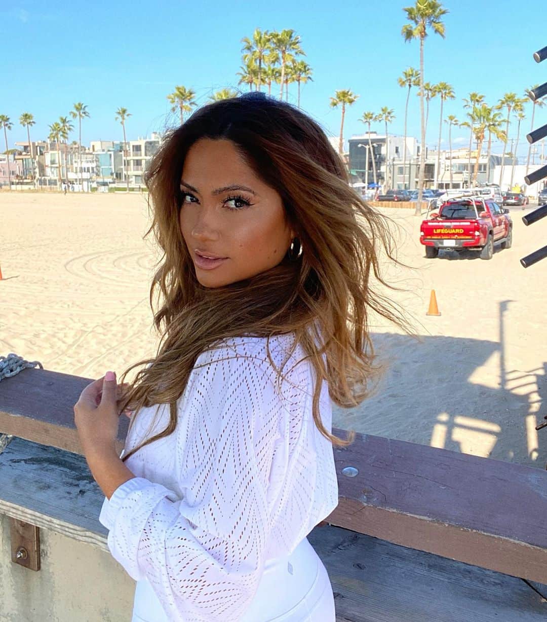 ジェシカ・バーチアーガのインスタグラム：「Woke up currently sad and missing this weather like crazy.. outside sure matches the mood doesn’t it 🥺🌨 sending everyone hugs 💜🙏🏽」