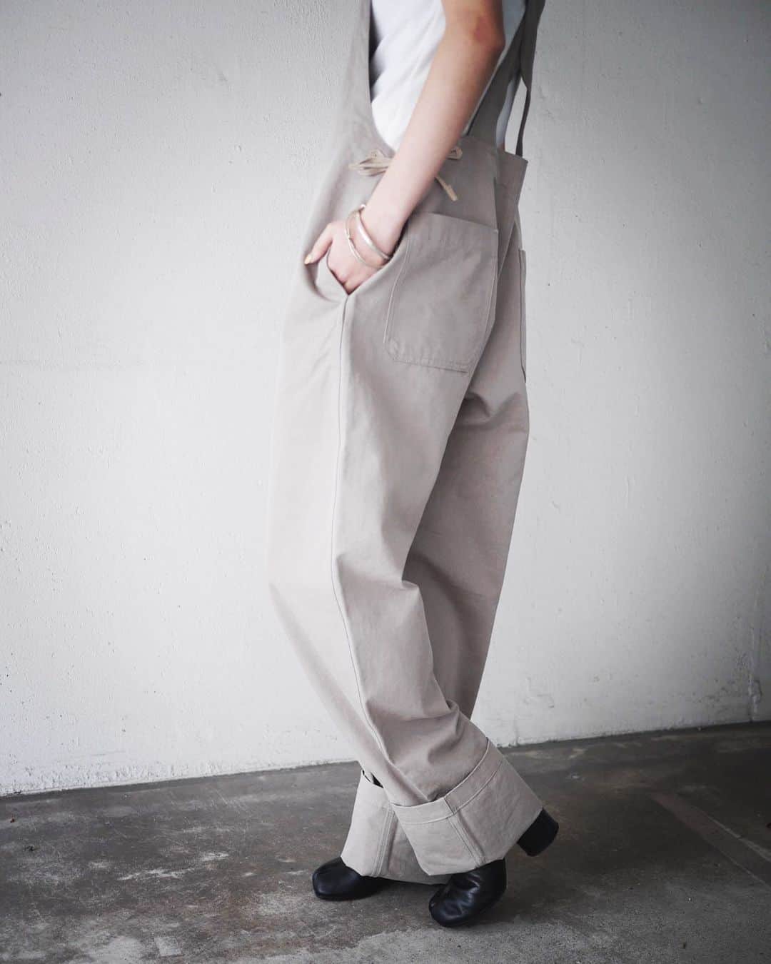 鑑田幸代のインスタグラム：「coming soon  etc… . #grey #overall #ladies #Love」