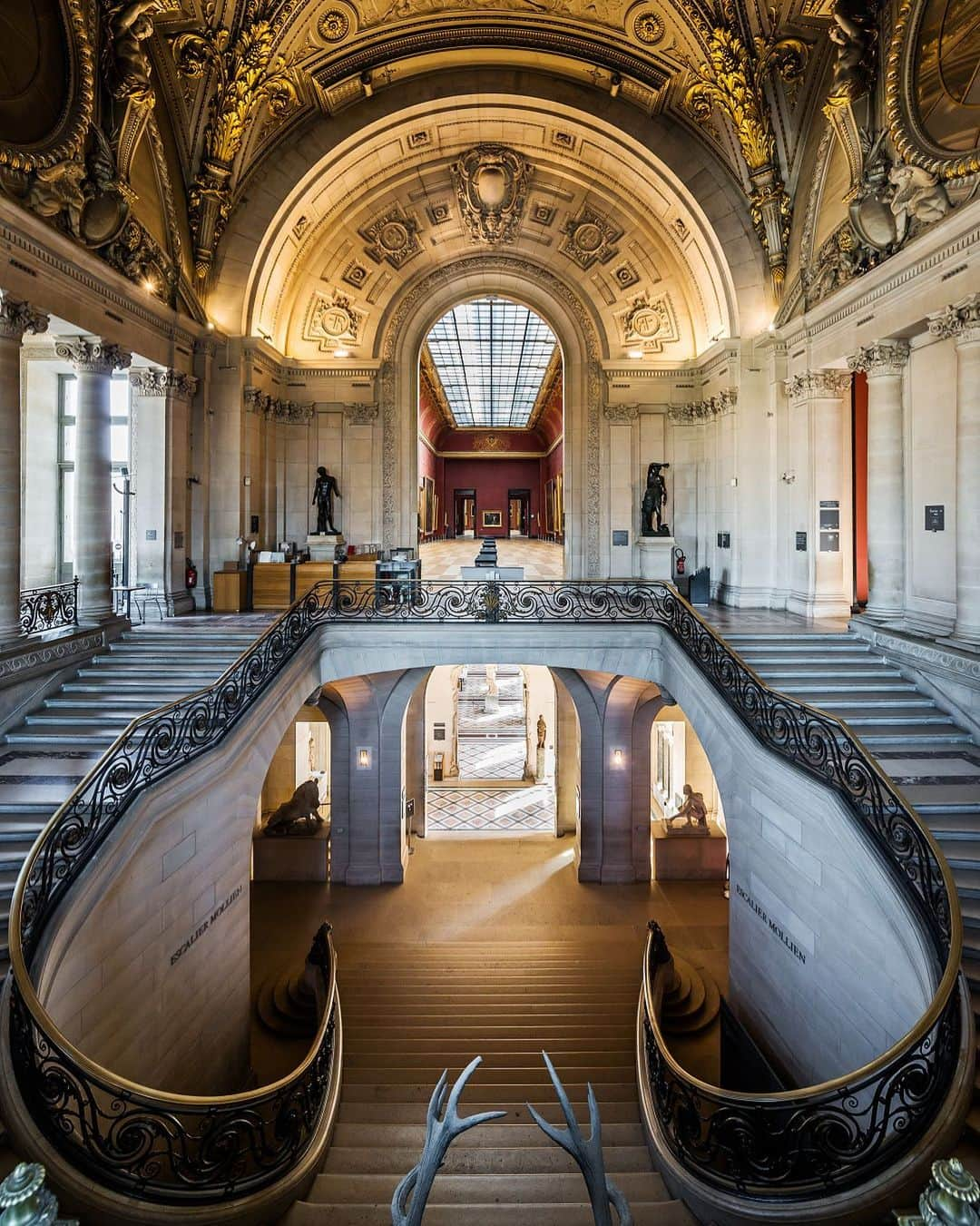 ルーブル美術館さんのインスタグラム写真 - (ルーブル美術館Instagram)「. 🇫🇷 Conformément aux directives gouvernementales, le musée du Louvre ferme vendredi 13 mars 2020 à 18h et ce jusqu’à nouvel ordre. - 👉 L’ensemble des visiteurs ayant acheté un billet en ligne sera remboursé automatiquement. - - - 🌍 In accordance with directives issued by the French government, the Musée du Louvre will close at 6 p.m. this Friday, March 13, 2020, and will remain closed until further notice. - 👉 All holders of tickets purchased online will automatically receive a refund. - 📷 © Musée du Louvre) / Olivier Ouadah . . . #Louvre #MuséeDuLouvre」3月14日 1時13分 - museelouvre