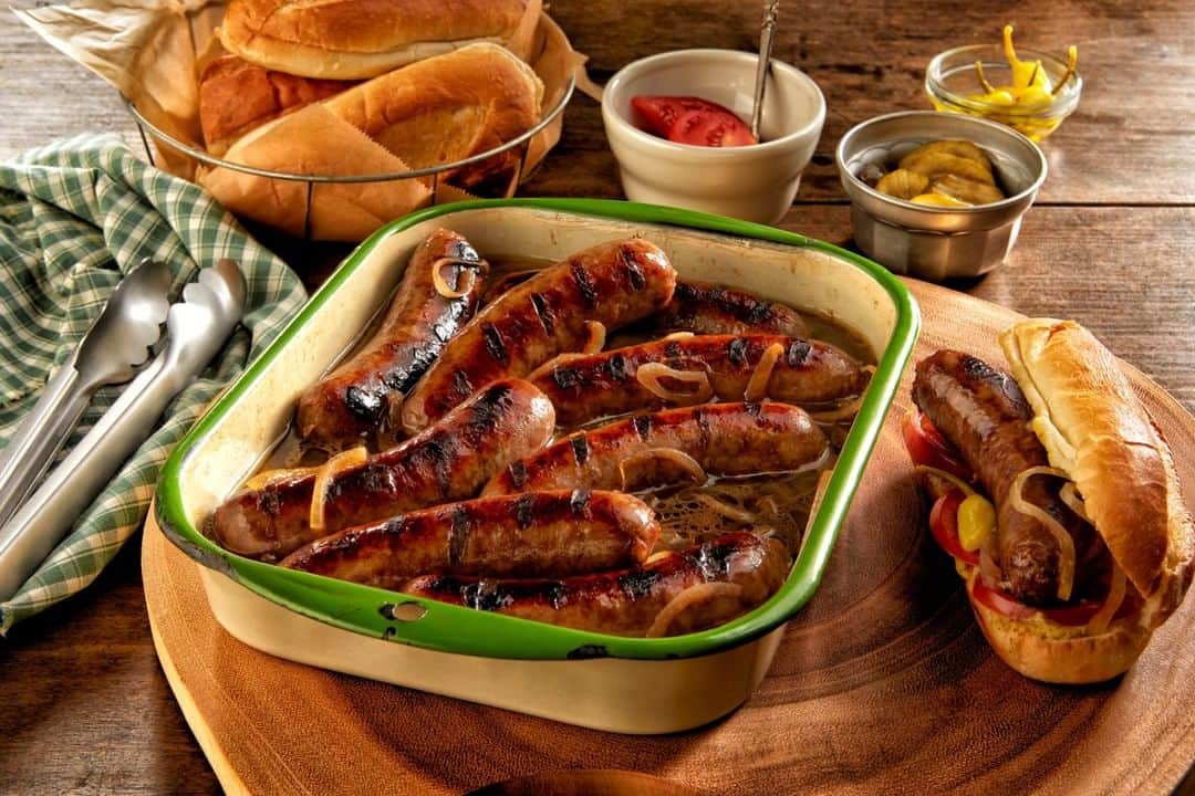 ジョンソンヴィルのインスタグラム：「Celebrate #StPatricksDay Wisconsin-style with our special flavor Irish O’ Garlic Sausage Brat Hot Tub. Grab a grill, Guinness Extra Stout beer, onions, butter and the guests!  Head to the link in our bio for recipe & product deets.」