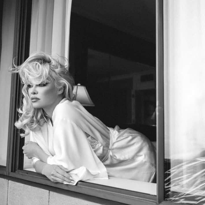 パメラ・アンダーソンさんのインスタグラム写真 - (パメラ・アンダーソンInstagram)「Dreams manifest .. 🎈  Photo by @karolinaturek “You will never be able to escape from your heart. So it's better to listen to what it has to say.” Paulo Coelho, The Alchemist」3月14日 1時20分 - pamelaanderson