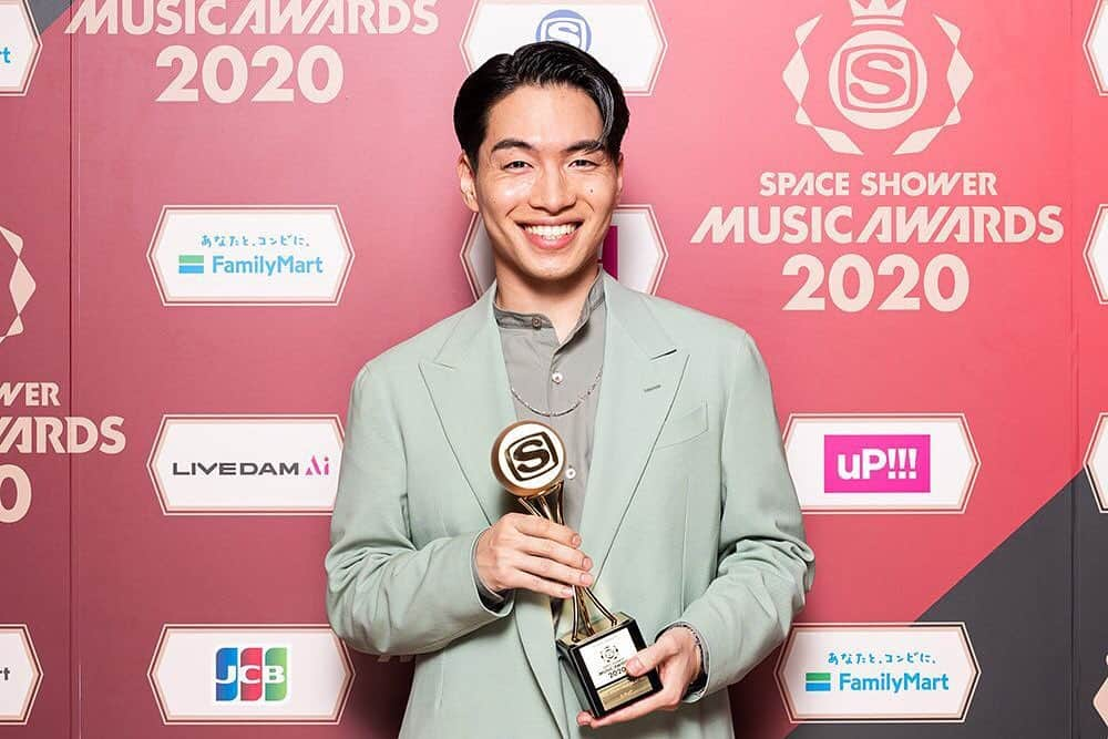 SPACE SHOWER TVさんのインスタグラム写真 - (SPACE SHOWER TVInstagram)「【WINNER】﻿ 最も活躍した新人アーティストに授与される賞「BEST BREAKTHROUGH ARTIST」を受賞したのは、SIRUP！﻿ ﻿ 全国ツアーのチケットは軒並みSOLDOUT。2019年は鮮やかなブレイクスルーを果たし音楽シーンの前線に躍り出たSIRUPにこの賞を授与します。﻿ ﻿ この豪華授賞式の模様を特別編集版でオンエア！﻿ 『SPACE SHOWER MUSIC AWARDS 2020』﻿ 初回放送　3/22(日)18:00～22:00﻿ (リピート 3/28(土)20:00～、4/5(日)21:00～)﻿ ﻿ ✅詳細は「スペシャアワード」で検索！﻿ #SIRUP ﻿ #シラップ﻿ #スペシャアワード﻿ #スペシャ」3月14日 1時40分 - spaceshower