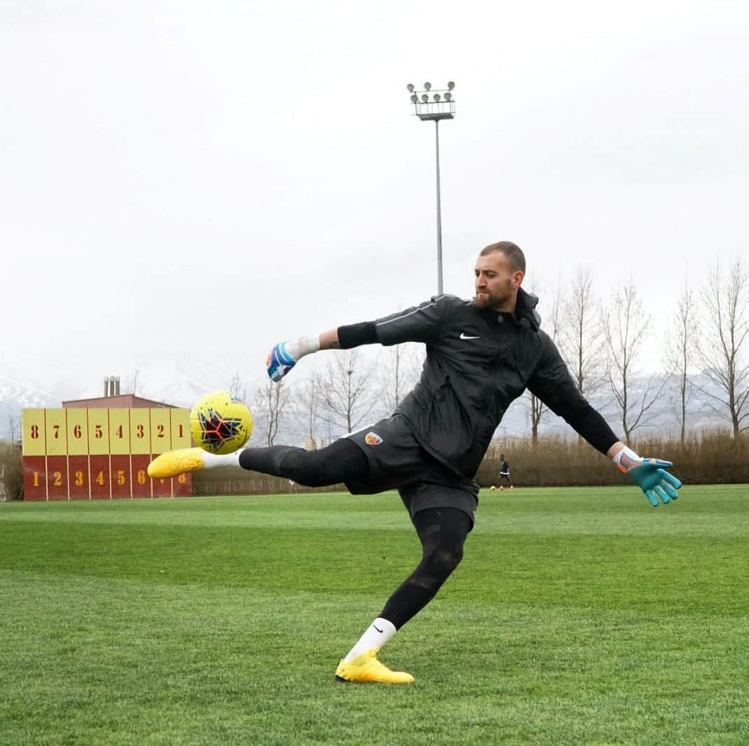 エライ・イシュジャンのインスタグラム：「⚽️💥」