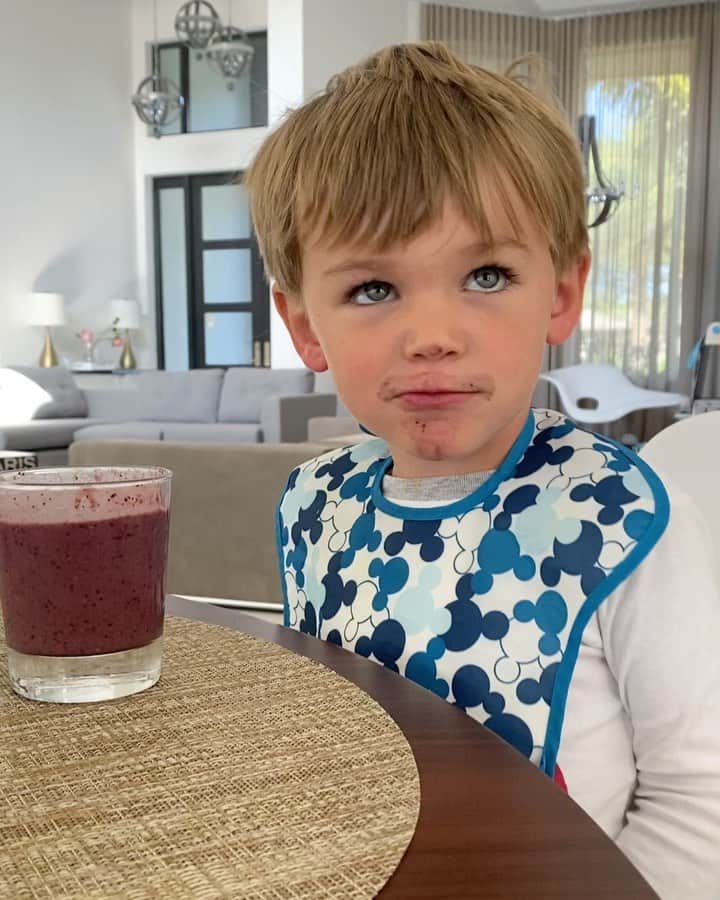 ビクトリア・アザレンカのインスタグラム：「Te quiero mi niño  Me mata de la risa 😂 Buenas días」