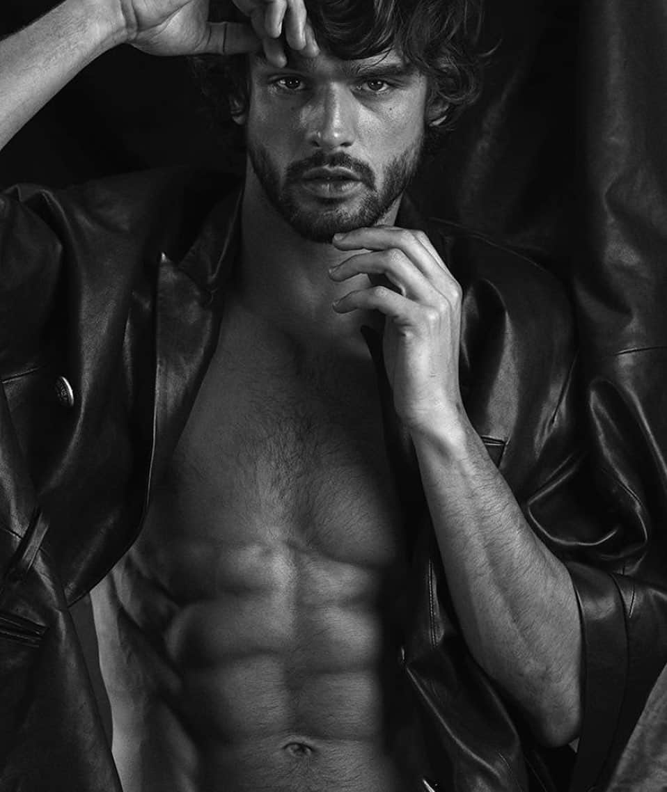 マーロン・テシェイラのインスタグラム：「—- “The quiet things that no one ever knows.” 😜✌🏽 A PLOT TWIST 📸 by @guillaume.malheiro wearing @balmain styled by @julienmzl 🍀💫 @lofficielhommes —- 🎩...Peace&Light...♻️ —- #LoffcielHommes #GoodVibesOnly」