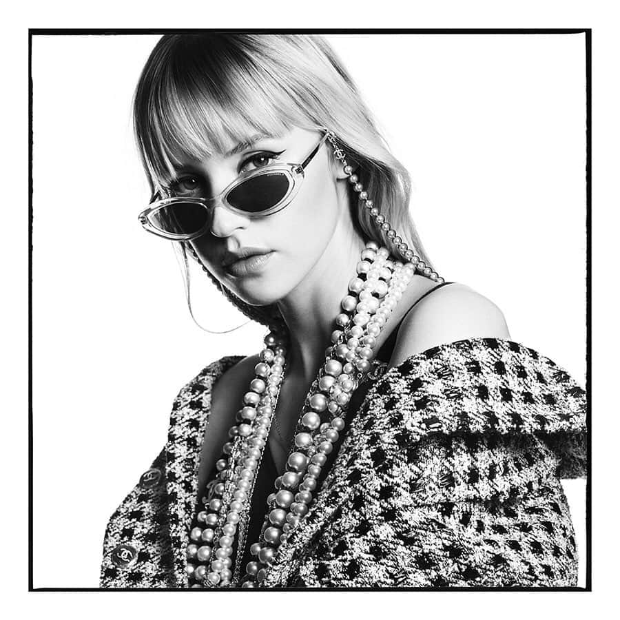 シャネルさんのインスタグラム写真 - (シャネルInstagram)「Angèle wears an oval design with a contrasting frame to which a necklace of grey faux pearls is attached. Captured by Karim Sadli in the latest CHANEL Spring-Summer 2020 eyewear campaign.  #CHANEL #CHANELEyewear #CHANELSunglasses @KarimSadli @angele_vl #Angele」3月14日 1時57分 - chanelofficial